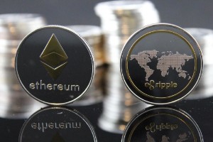 Ảnh của Thăm dò cho thấy các trader thà “long ETH” còn hơn “long XRP”.