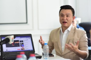 Ảnh của Ông Diệp Khắc Cường: ‘Đàm Vĩnh Hưng và tôi chưa từng hợp tác dự án iFan’