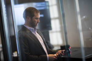 Ảnh của CEO Ripple “nhắc khéo” Coinbase nhanh nhanh niêm yết XRP