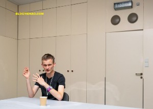 Ảnh của Vitalik phủ nhận tin đồn về việc ông sẽ rời bỏ dự án Ethereum.