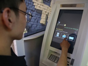 Ảnh của Tiền thật theo tiền ảo ‘chạy’ ra nước ngoài