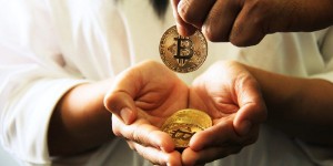 Ảnh của Cựu Thượng nghị sĩ Mỹ được tặng Bitcoin tại Hội nghị Litecoin