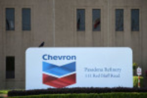 Picture of Chevron returning offshore workers, restarts output halted by U.S. storm