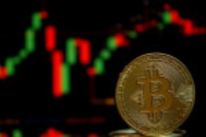 Picture of Bitcoin falls 7.4 percent to $32,094