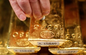 Picture of Gold Up as Dollar Weakens, Investors Await Fed Minutes