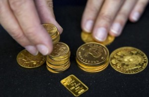 Picture of Gold Down, Retreating U.S. Bond Yields Counter Strengthening Dollar