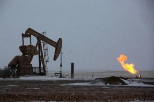 Picture of Crude Oil Edges Lower at End of Volatile Week