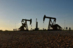 Picture of U.S. drillers add most oil rigs in a week since April - Baker Hughes