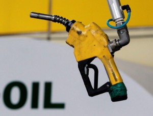 Picture of Oil falls as Delta surge clouds fuel demand outlook