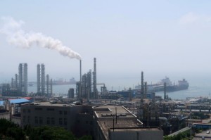 Picture of China refinery output falls to lowest in 14 mths as teapots cut runs