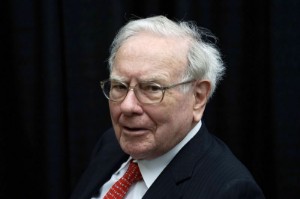 Ảnh của Warren Buffett tăng lượng nắm giữ CP hàng tạp hoá, giảm CP nhóm chăm sóc sức khỏe