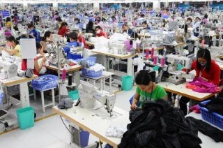 Thế khó của ngành dệt may và da giày