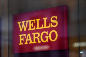 Ảnh của Warren says Fed must break up of 'repeat offender' Wells Fargo