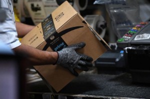 Ảnh của Amazon hikes average U.S. starting pay to $18, hires for 125,000 jobs