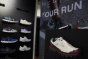 Ảnh của Federer-backed shoemaker ON prices IPO above range, valued at over $6 billion