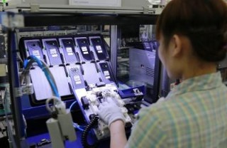 Khôi phục sản xuất, giữ chân FDI
