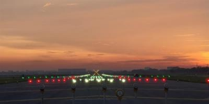 Ảnh của Sân bay Tân Sơn Nhất khai thác trở lại 2 đường băng, tân trang đèn LED