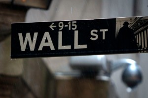 Ảnh của Phố Wall mở cửa thấp hơn sau doanh số bán lẻ, thu nhập ngân hàng gây thất vọng; Dow giảm 280 điểm