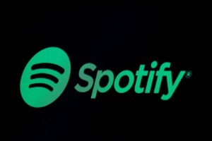 Picture of Joe Rogan apologizes, Spotify to add advisory to COVID podcasts