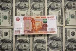 Ảnh của Đồng Đô la tăng giá khi đồng Ruble giảm kỷ lục sau những biện pháp trừng phạt mới