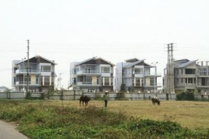 Ảnh của Thuế tài sản với nhà ở: Đã khó lại thêm chi phí, giá đắt đánh thêm thuế