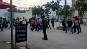 Ảnh của 'Choáng' cảnh người dân xô đẩy nhau như 'ong vỡ tổ' để làm sổ đỏ