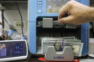 Ảnh của Fears that high inflation could crimp global growth send dollar to 20-yr high