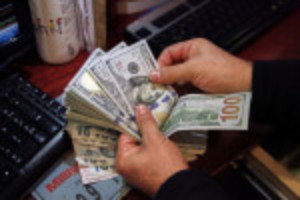 Ảnh của Dollar dips to end trading week but set for weekly gain