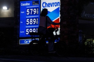 Picture of U.S. motorists overlook high gas prices, plan to hit road for Memorial Day