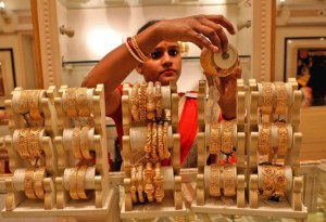 Picture of Gold falls as dollar inches higher; Fed minutes fail to surprise