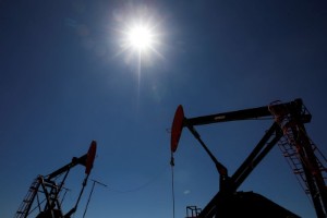 Picture of Oil rises on tight supplies; trade choppy on demand worries