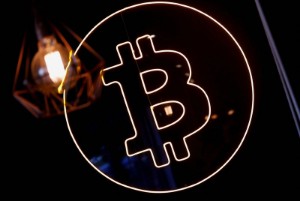 Ảnh của Bitcoin drops 6.5% to below $20,000