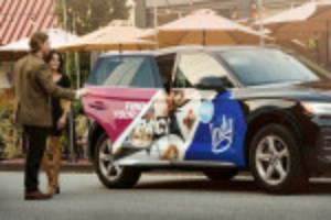 Ảnh của Gas at $5 tips some U.S. rideshare drivers to wrap cars in ads