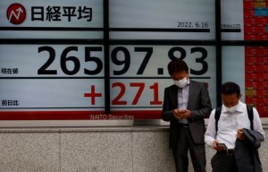 Ảnh của Stocks up as commodity slide offers a salve for inflation fears