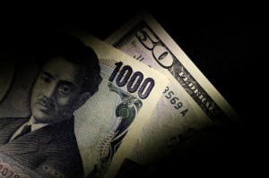 Ảnh của Đồng đô la giảm thấp hơn, đồng yên tăng sau khi cựu Thủ tướng Abe bị ám sát