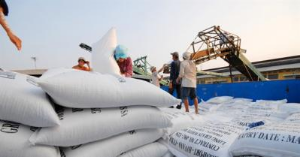 Ảnh của Giá gạo Việt và Thái 'đổi ngôi' quanh mốc 400 USD