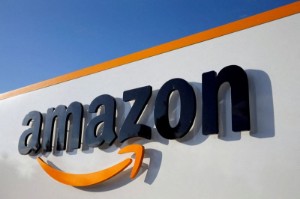 Ảnh của Hundreds of Amazon warehouse workers walk out over pay, UK union says
