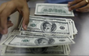 Picture of Dollar Edges Higher; Sterling Weak After GDP Fall