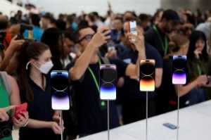 Picture of Apple picks Globalstar for satellite service on iPhone 14 series