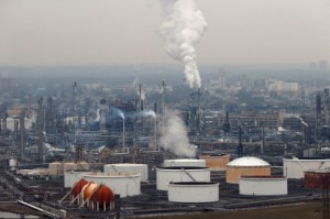 Picture of Oil slumps over 3% on U.S. rail agreement, demand concerns