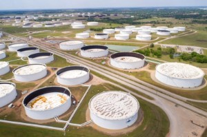 Picture of Oil falls more than 1.5% on demand fears and strong dollar