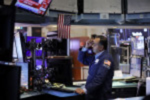 Ảnh của Analysis-No relief for bruised markets as Fed signals higher rates for longer