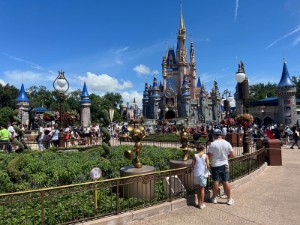 Ảnh của Disney to shutter Florida theme parks as Hurricane Ian draws near