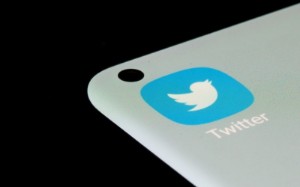 Ảnh của Twitter locks staff stock accounts in anticipation of deal - Bloomberg News