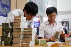 Ảnh của 3 ngân hàng tăng lãi suất huy động thêm 1 điểm %. Thị trường Việt Nam 28/10