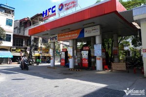 Ảnh của Nhiều trạm xăng dầu ở Hà Nội treo biển hết xăng nghỉ bán, người đi đường gặp khó