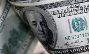 Picture of Dollar edges up, investors weigh outlooks for rates and economy