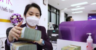 Lãi suất ngân hàng cao, người dân đi gửi tiền tăng vọt
