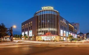 Ảnh của Vincom Retail: Doanh thu 2023 sẽ cán mốc 10 nghìn tỷ, cổ phiếu VRE có thăng hoa?