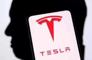 Picture of Tesla to freeze hiring, lay off employees next quarter - Electrek